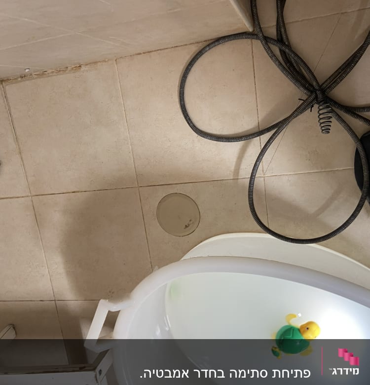 כבל אינסטלציה על רצפת חדר אמבטיה